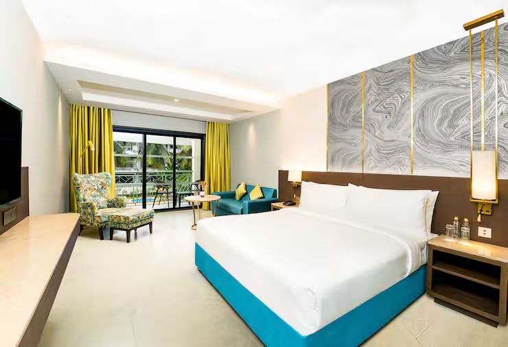 Deluxe King Room Pool View