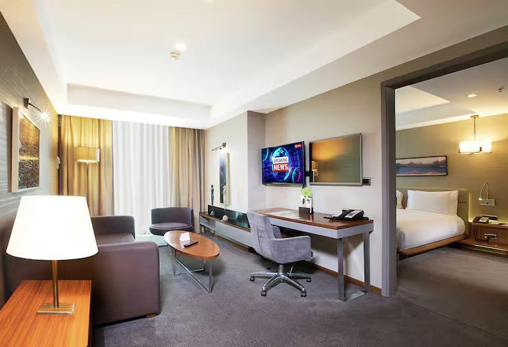 doubletree-by-hilton-istanbul-old-town-turkey-king-suite-with-separate-living-room_8094