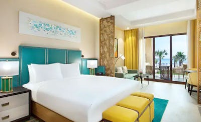 Bay club sea front with beach access