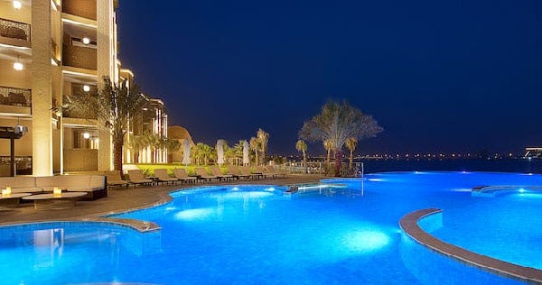 Doubletree-by-hilton-resort-spa-marjan-island-two-quen-bed-bay-club-room-with-sea-view-03_4665