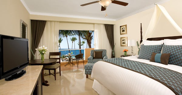Preferred Club Honeymoon Suite with Jacuzzi Ocean View