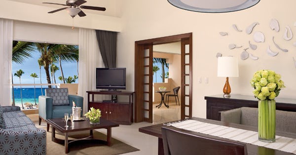 Preferred Club Honeymoon Suite with Jacuzzi Tropical View