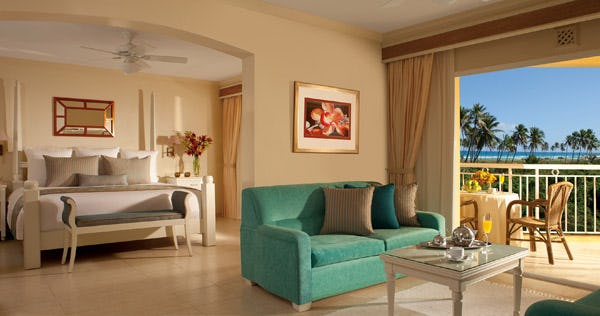 dreams-punta-cana-resort-and-spa-preferred-club-honeymoon-suite-tropical-or-pool-view-01_7341