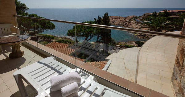 eden-roc-mediterranean-hotel-and-spa-costa-brava-spain-double-or-twin-room-with-extra-bed-and-sea-view-01_11378