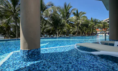 OCEANFRONT POOL SWIM-UP SUITE