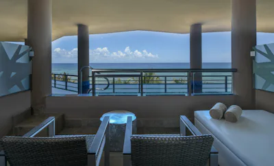 OCEANFRONT SWIM-UP SUITE