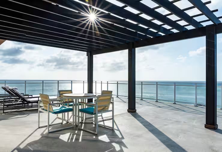 Oceanfront 1 King Grand Pergola Master Suite