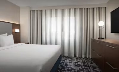 1KING PREM STE MOBILITY/HEARING ACCESS TUB NS