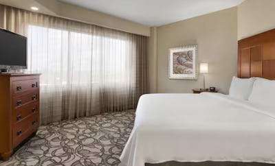 2 ROOM CORNER SUITE - 1 KING BED-NON SMOKING