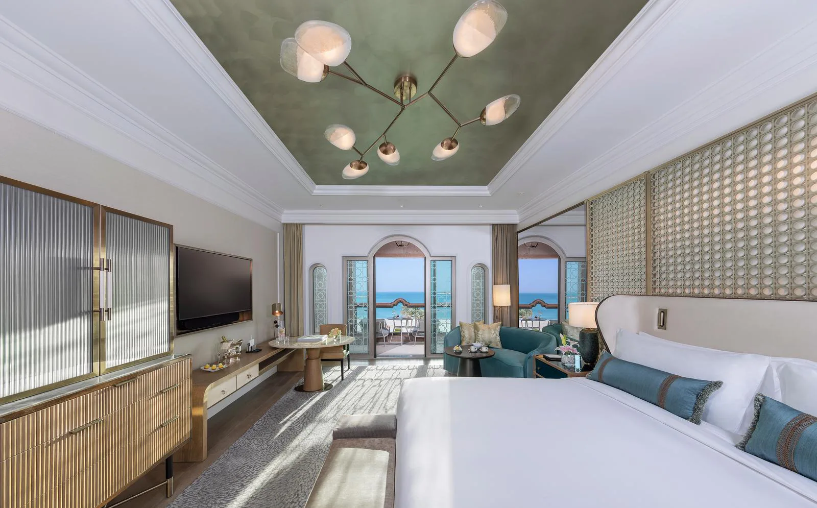 emirates-palace-mandarin-oriental-abu-dhabi-club-sea-view-room_2146