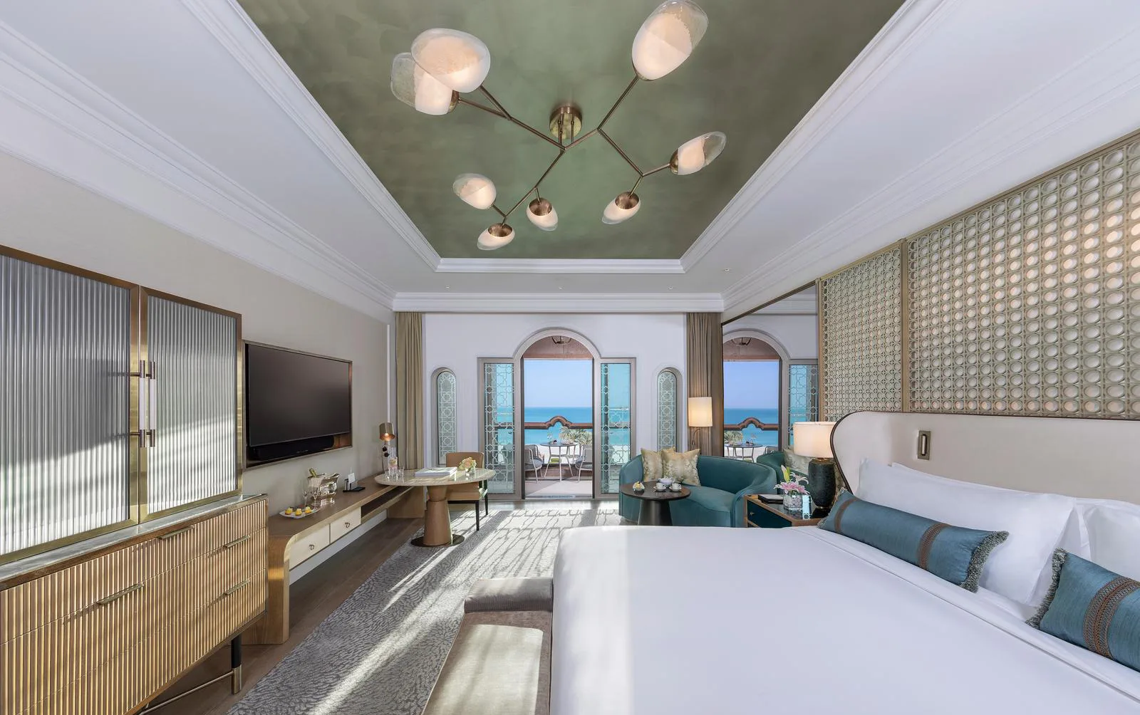 emirates-palace-mandarin-oriental-abu-dhabi-family-club-sea-view_2146