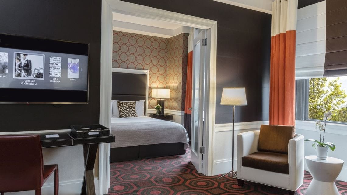 One Bedroom Corner Suite - King Bed