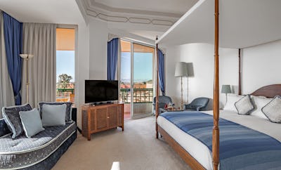 Junior Suite with Poolside Corner