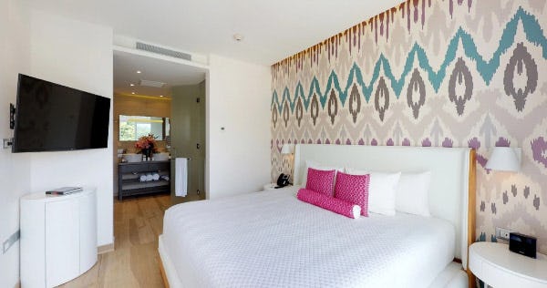 essence-at-the-fives-beach-epic-deluxe-room_11675