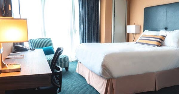 executive-plaza-hotel-metro-vancouver-one-bedroom-queen-suite_10641