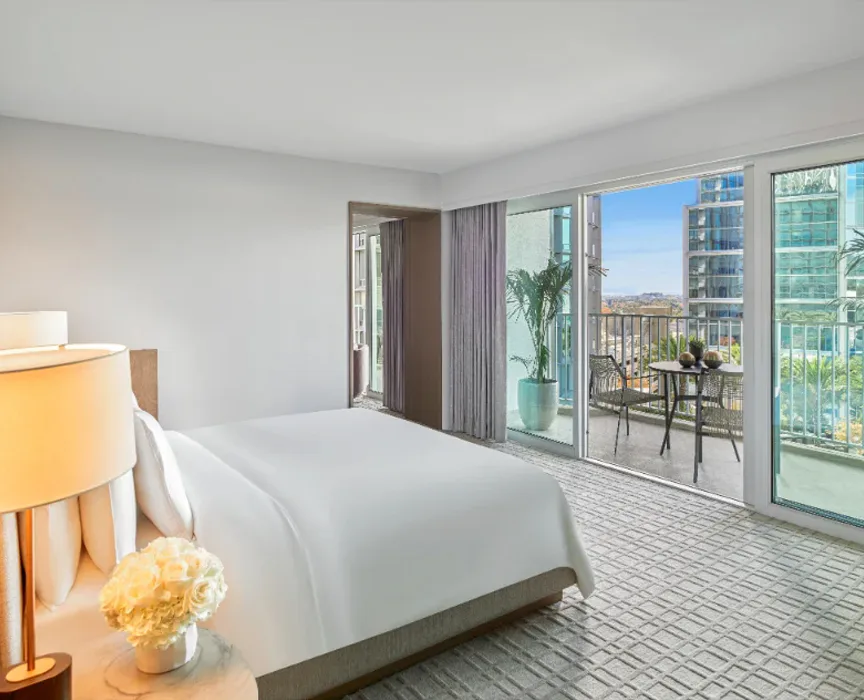 fairmont-century-plaza-las-angeles-usa-fairmont-gold-one-bedroom-corner-suite-01_585