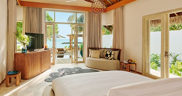fairmont-maldives-sirru-fen-fushi-beach-sunrise-villa-with-private-pool-01_10355