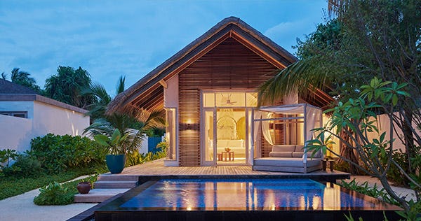 fairmont-maldives-sirru-fen-fushi-deluxe-beach-sunset-villa-with-private-pool-02_10355