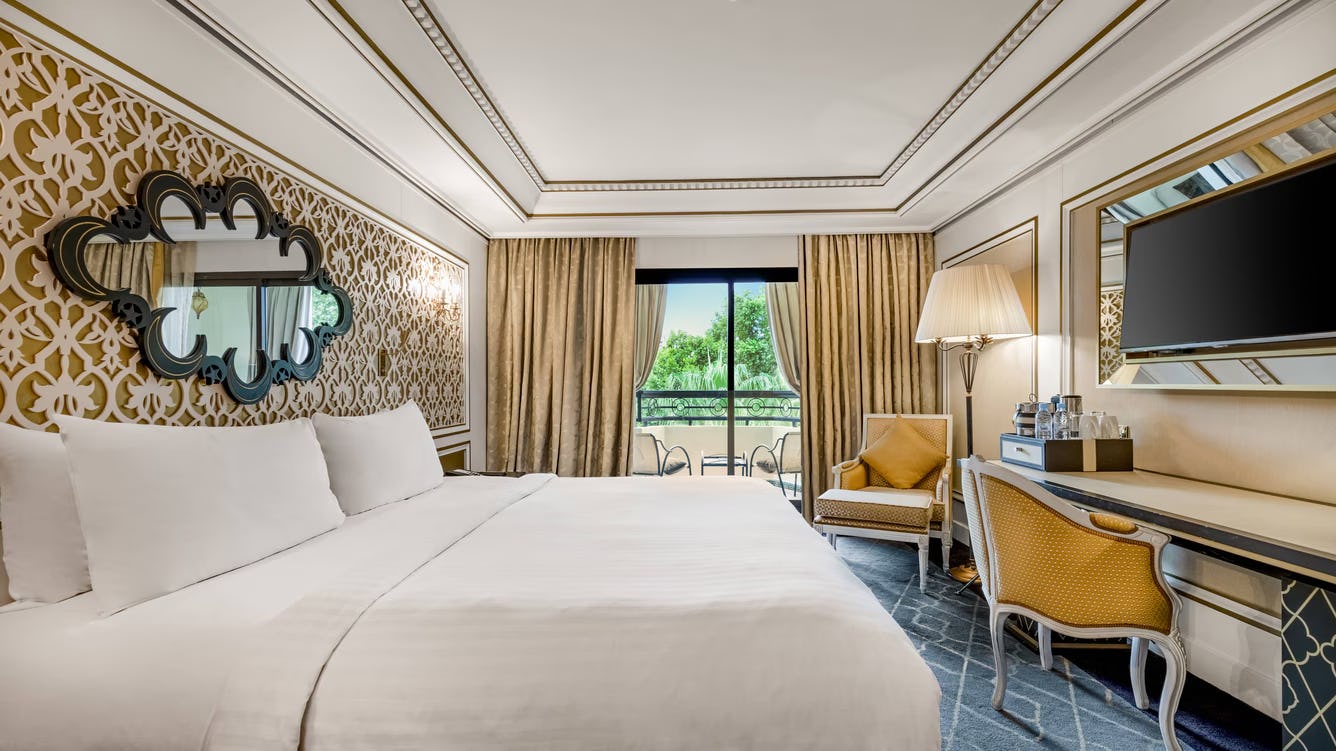 Deluxe Guest room, 1 King, Garden view, Balcony