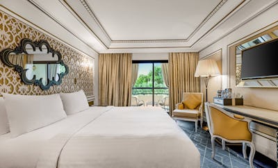 Deluxe Guest room, 1 King, Garden view, Balcony