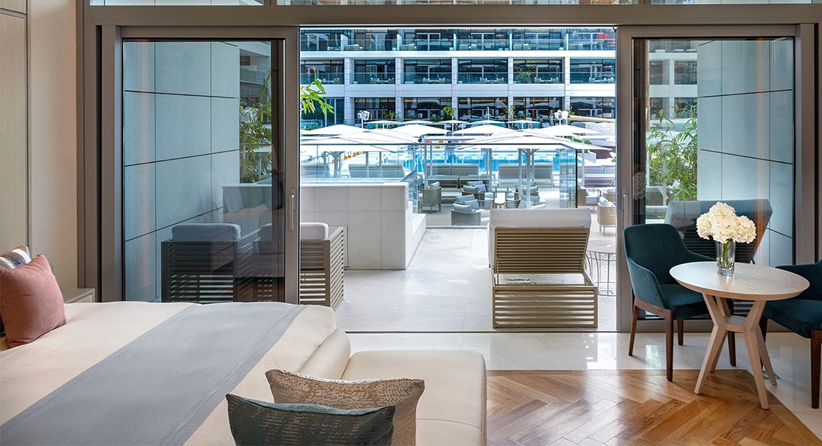 1 BED Poolside Room w/Pool