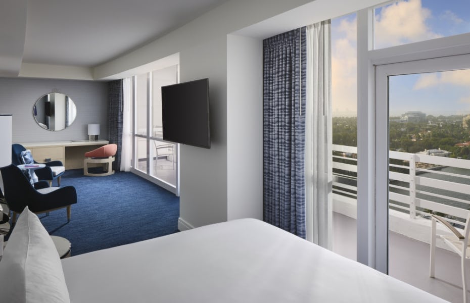 Deluxe Bay View Guestroom with Balcony