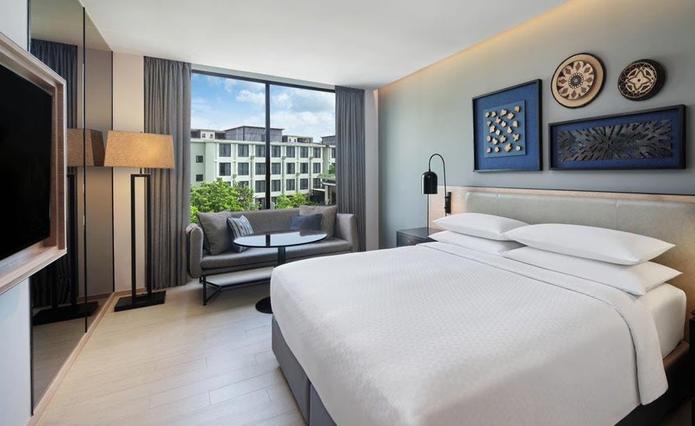four-points-by-sheraton-phuket-patong-beach-resort-guest-room-1-king_11137