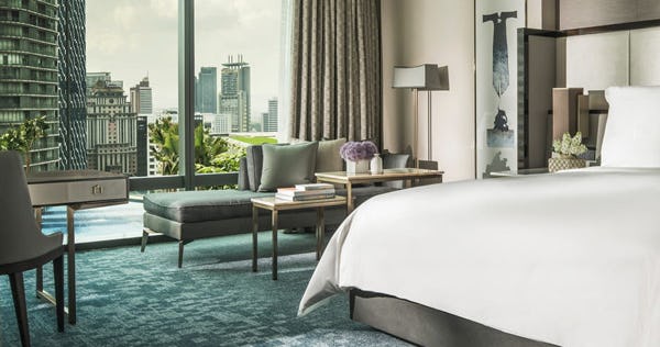 four-seasons-hotel-kuala-lumpur-pool-garden-view-room_10102
