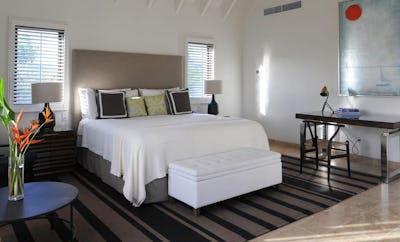 THREE-BEDROOM PINNEY'S BEACH VILLA