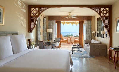 DELUXE SEA-VIEW ROOM