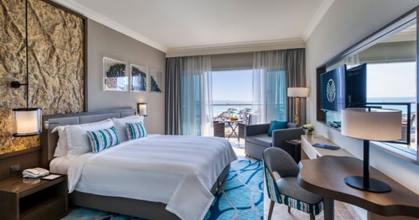 fujairah-rotana-resort-and-spa-premium-room-ocean-front-balcony_2174