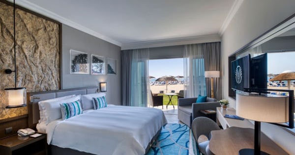 fujairah-rotana-resort-and-spa-premium-room-ocean-front-terrace_2174