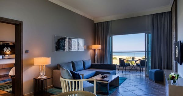 fujairah-rotana-resort-and-spa-premium-suite-balcony-ocean-view_2174