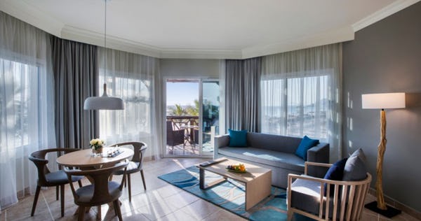 fujairah-rotana-resort-and-spa-premium-suite-ocean-front-balcony-02_2174