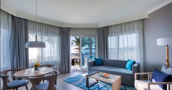 fujairah-rotana-resort-and-spa-premium-suite-ocean-front-terrace_2174