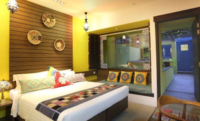 Theme Courtyard Club