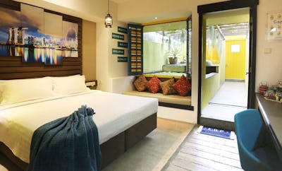 Theme Courtyard Club