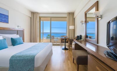 Front pool and sea view Room