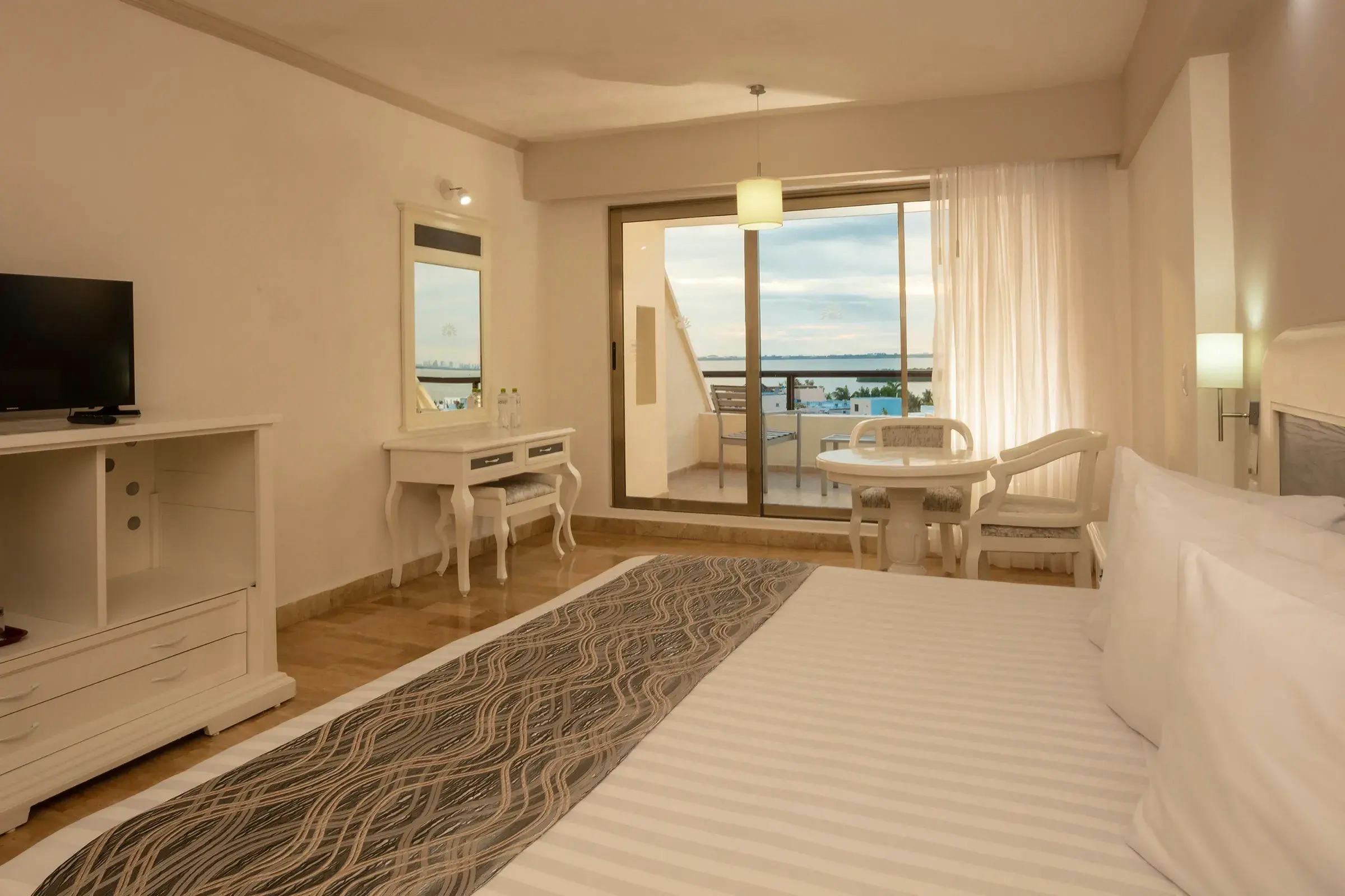 golden-parnassus-all-inclusive-resort-and-spa-cancun-deluxe-king-lagoon-view_2113