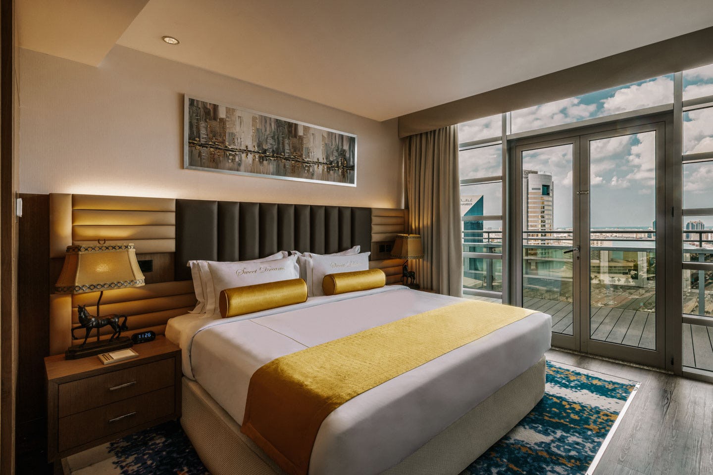 golden-sands-hotel-creek-dubai-golden-grand-suite-01_22