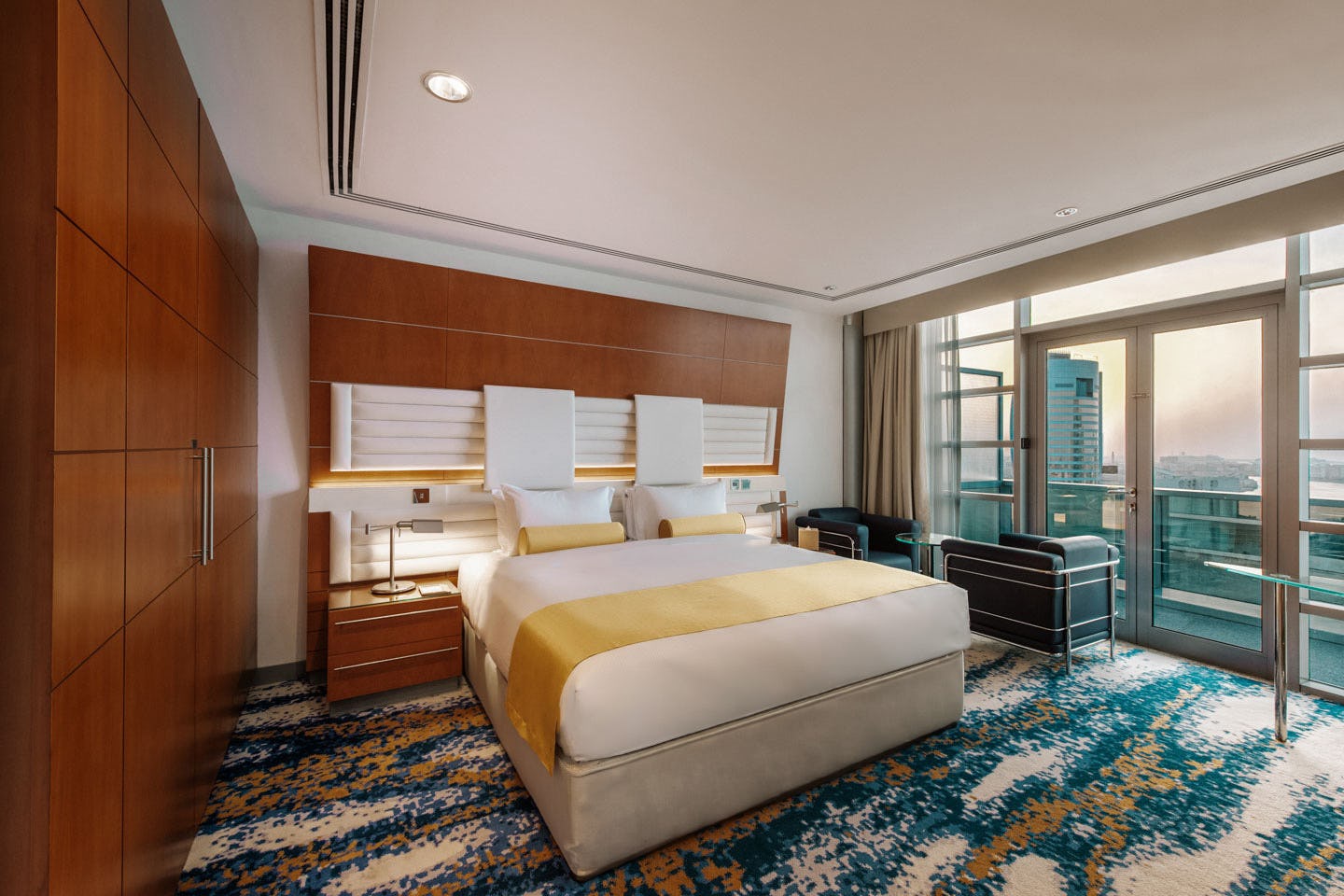 golden-sands-hotel-creek-dubai-golden-room-with-terrace-01_22