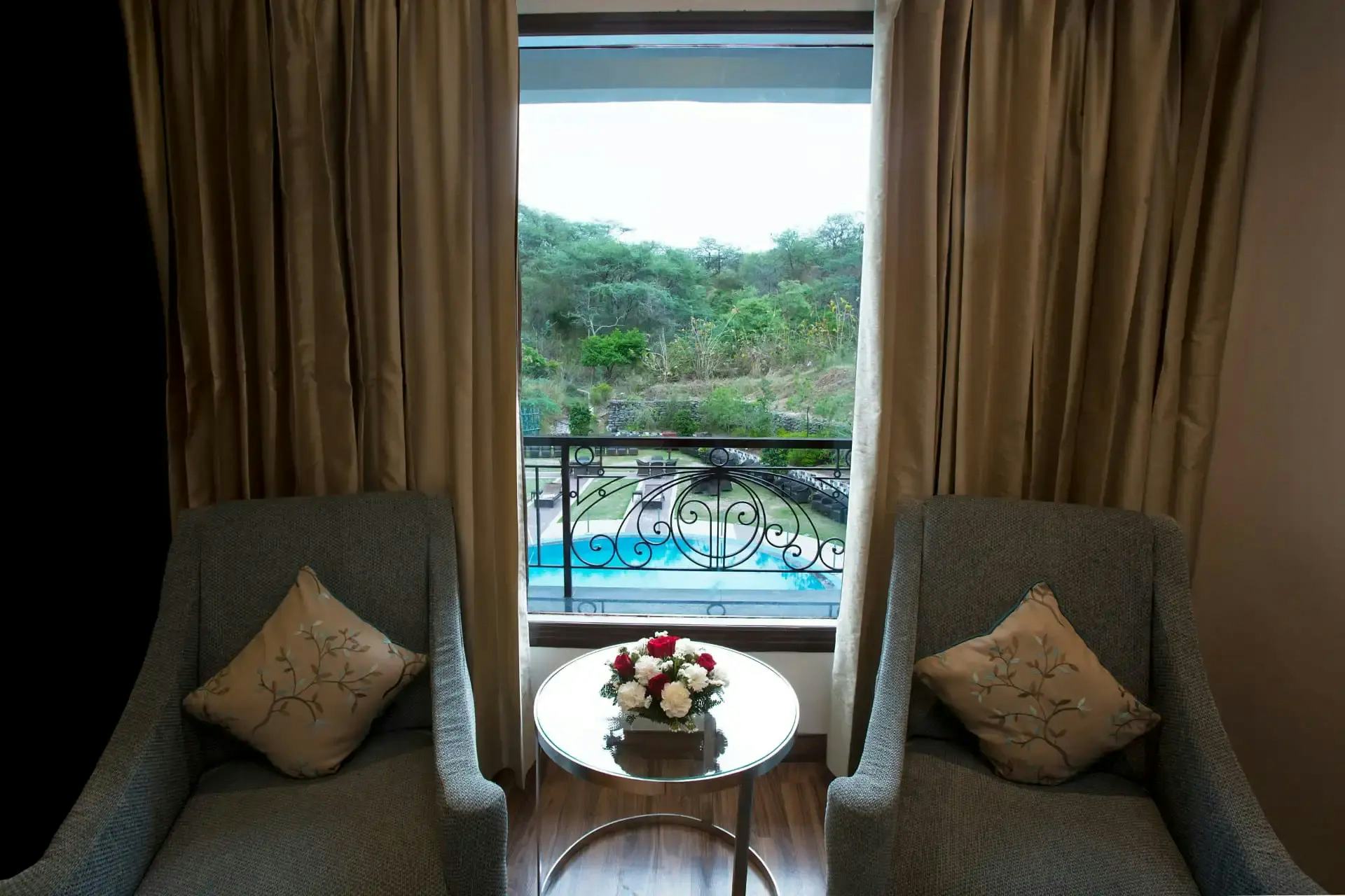 Club Room - Pool View