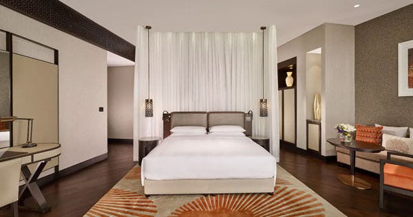grand-hyatt-abu-dhabi-hotel-and-residences-emirates-pearl-one-king-premium-club-deluxe-01_10769