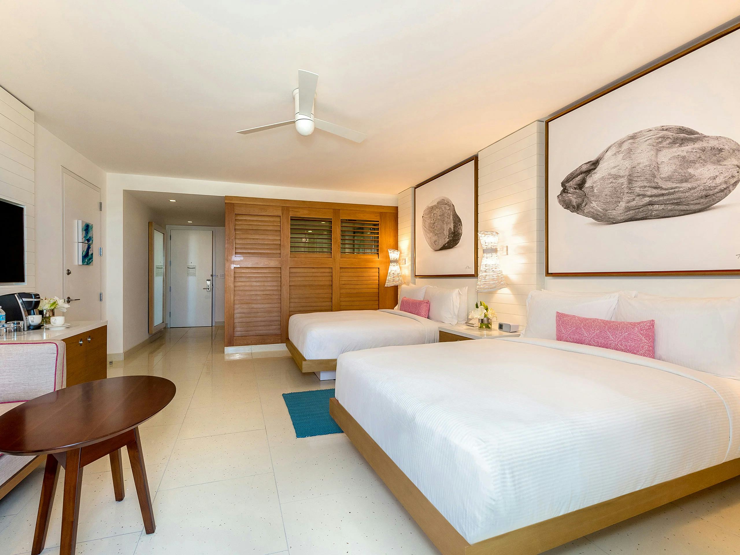 2 Queen Beds with Fountain View