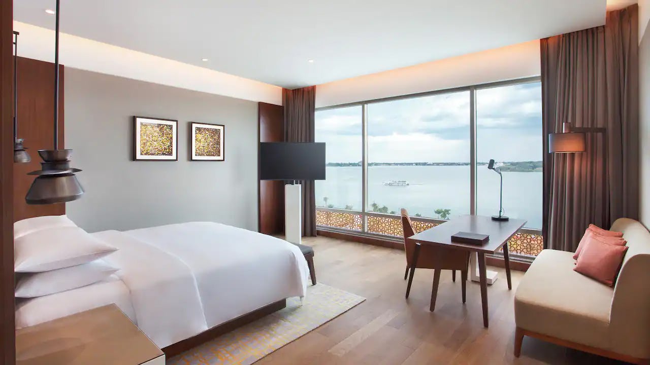 grand-hyatt-kochi-bolgatty-1-king-bed-backwater-view_10192