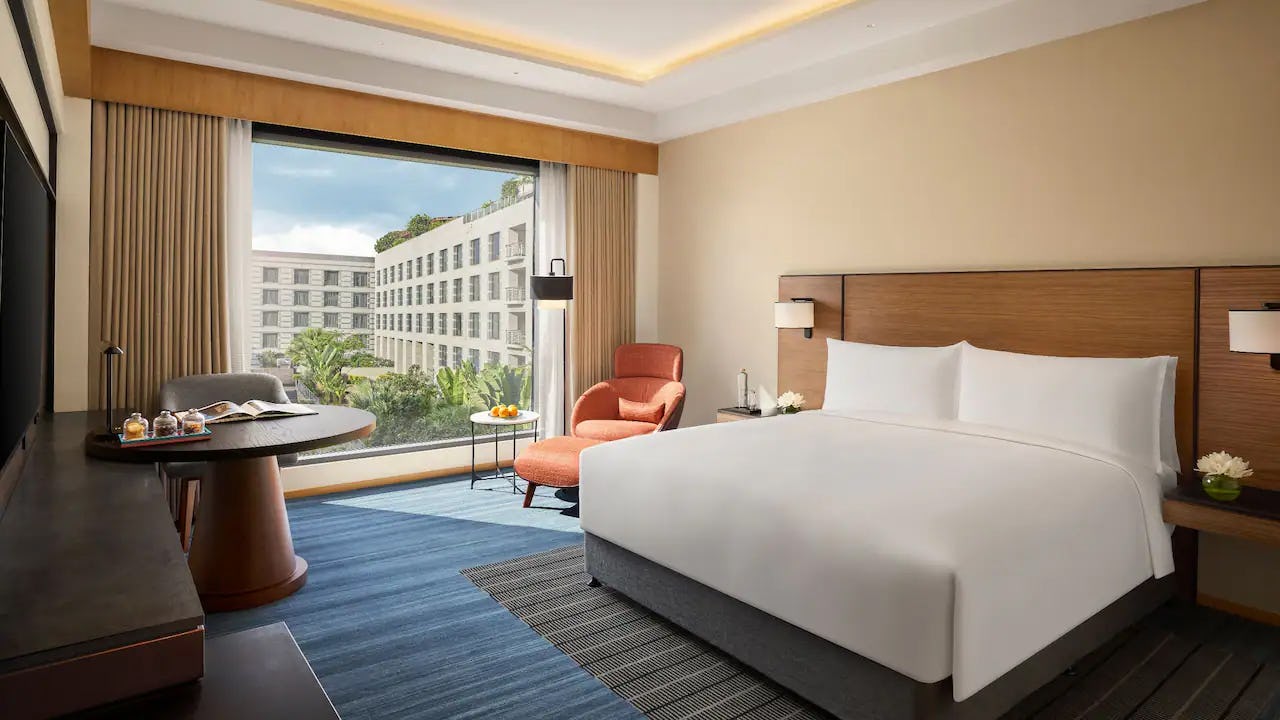 1 Queen Bed Courtyard View