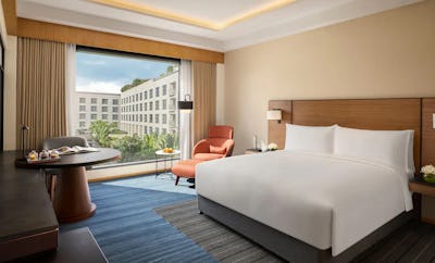 1 Queen Bed Courtyard View