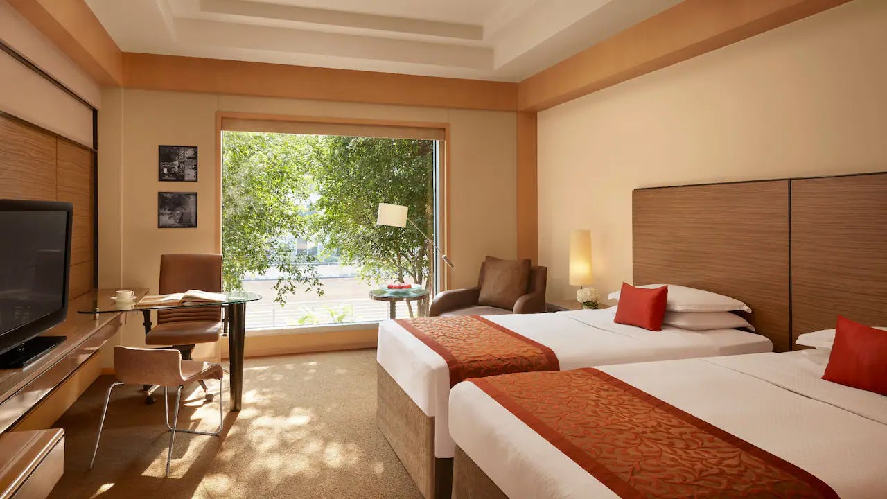 2 Twin Beds Courtyard View