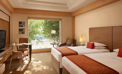 2 Twin Beds Courtyard View