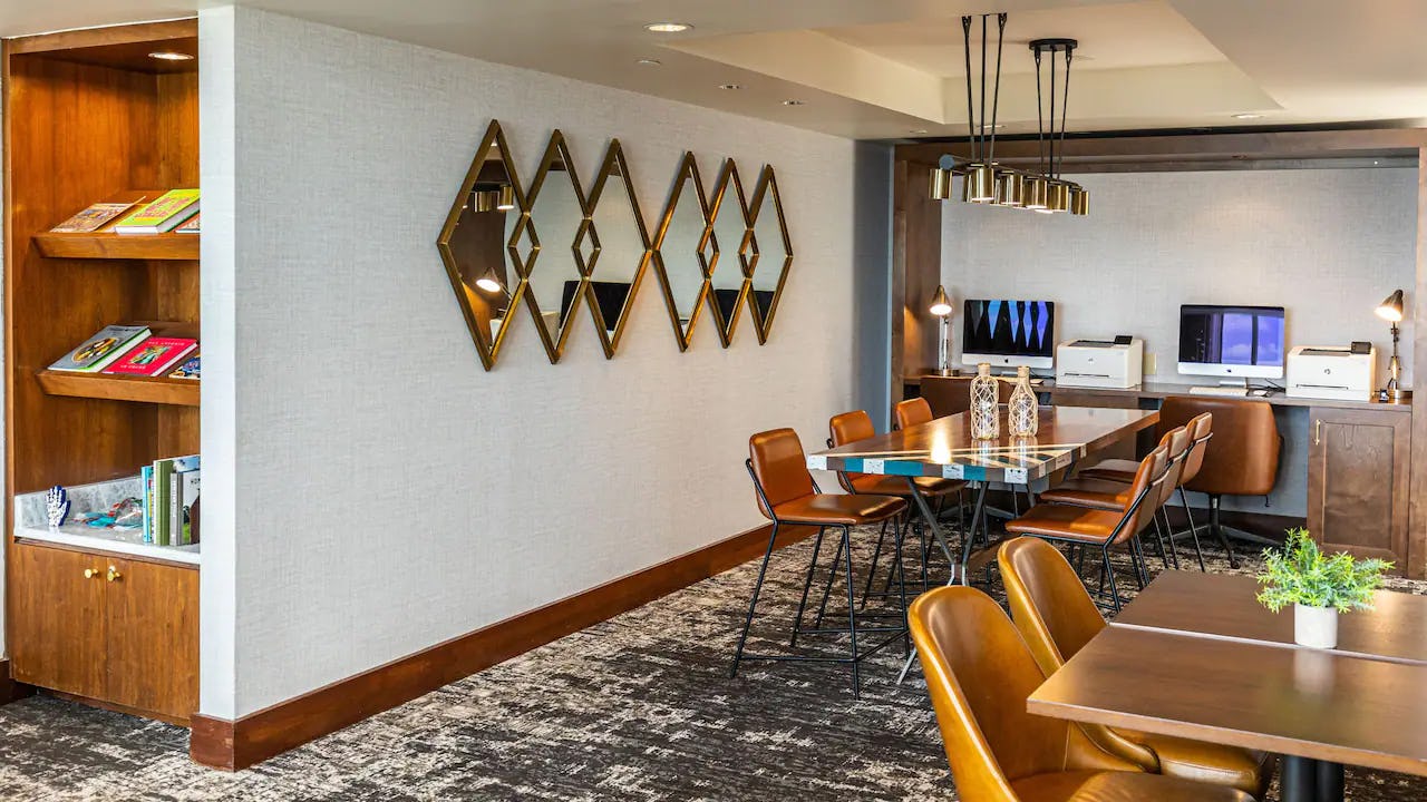 1 King Bed with Club Access